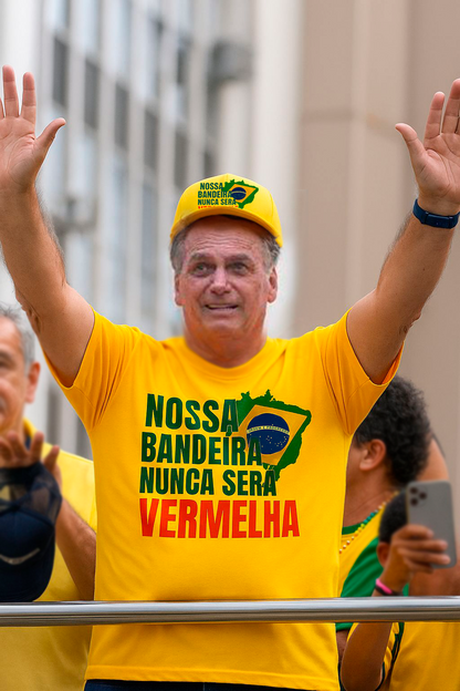 Camiseta - Nossa Bandeira Nunca será vermelha - Quality Unissex.